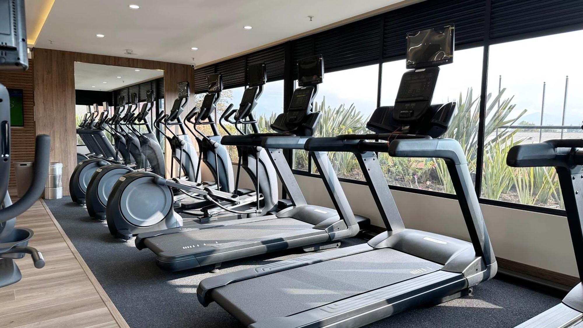 Hilton Doubletree Bogota Salitre Ar Ξενοδοχείο Εξωτερικό φωτογραφία A row of treadmills