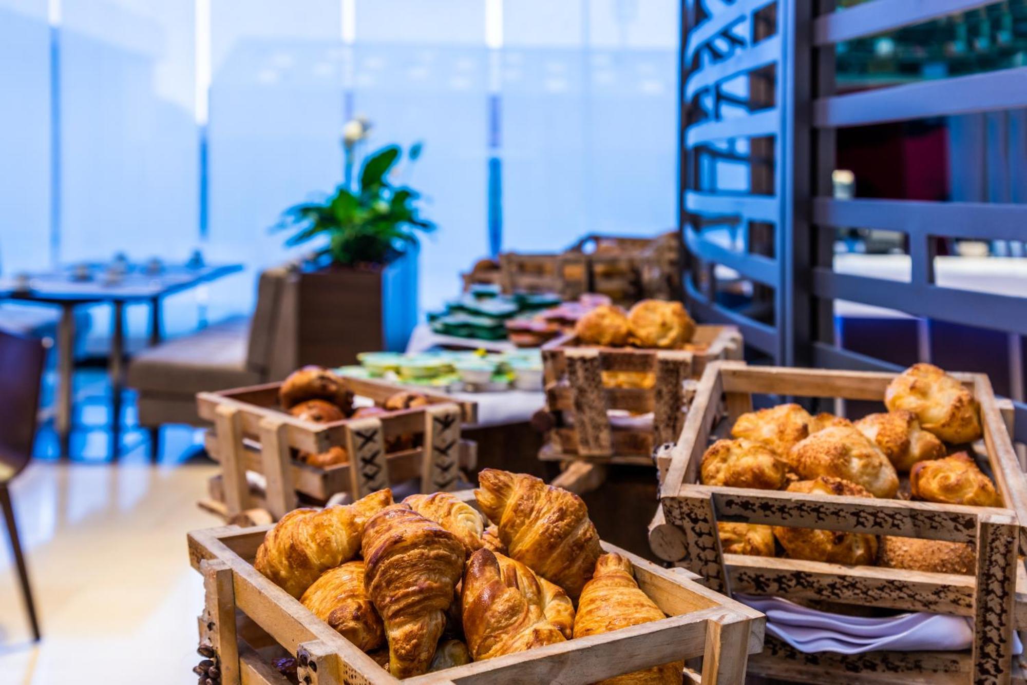 Hilton Doubletree Bogota Salitre Ar Ξενοδοχείο Εξωτερικό φωτογραφία Croissants at a buffet