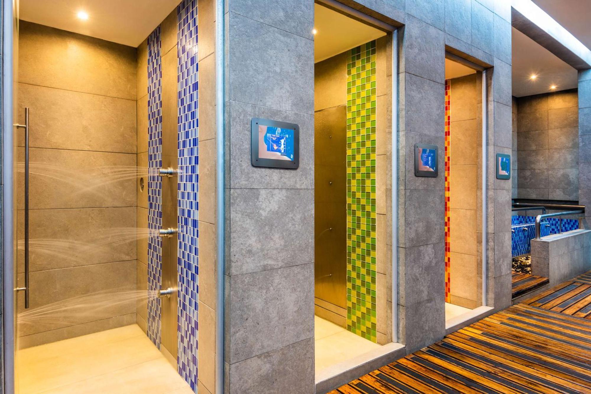 Hilton Doubletree Bogota Salitre Ar Ξενοδοχείο Εξωτερικό φωτογραφία The shower rooms at the pool deck