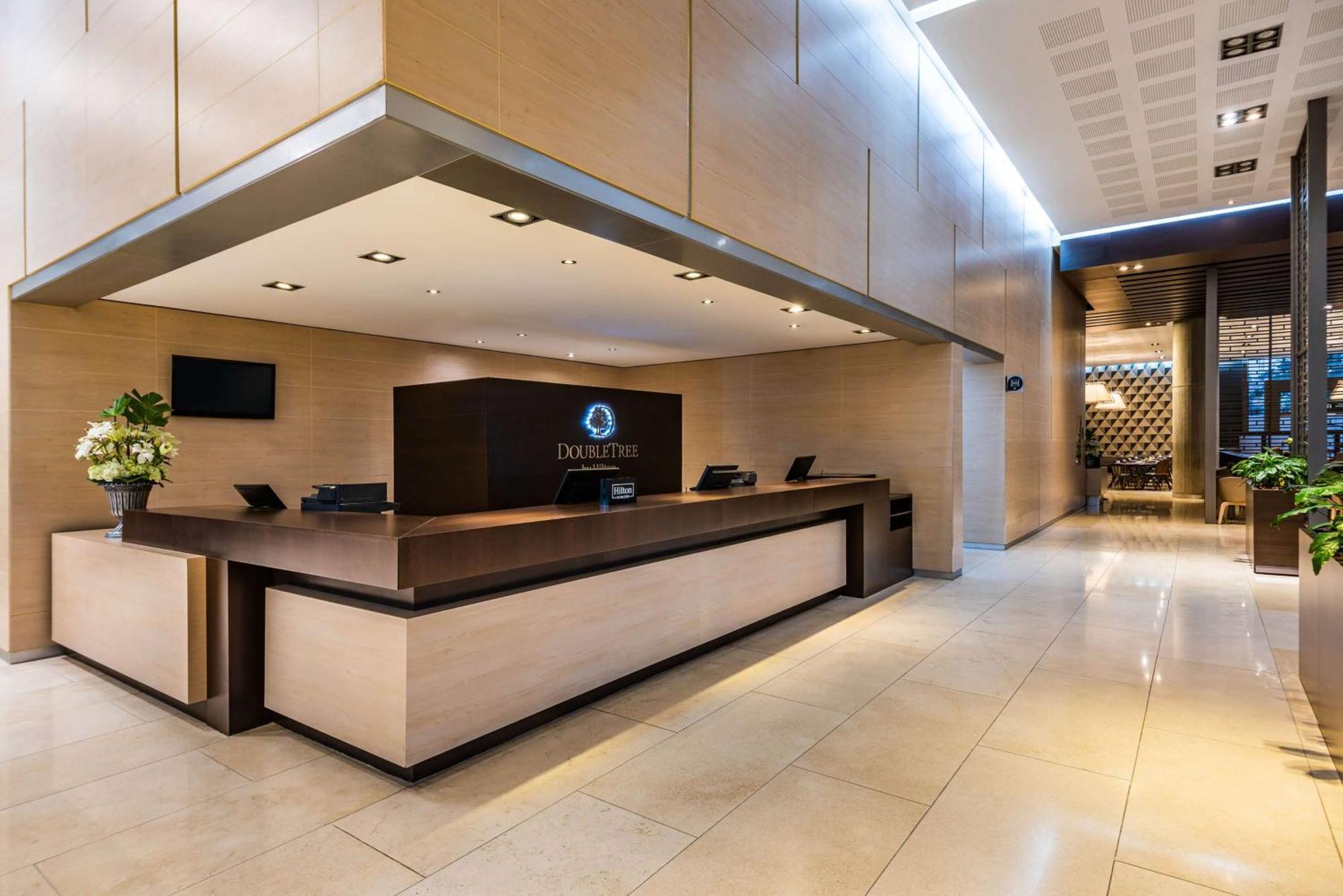 Hilton Doubletree Bogota Salitre Ar Ξενοδοχείο Εξωτερικό φωτογραφία Reception desk at the hotel