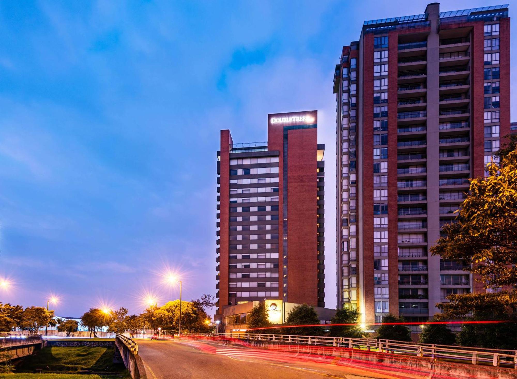 Hilton Doubletree Bogota Salitre Ar Ξενοδοχείο Εξωτερικό φωτογραφία The apartment complex at night