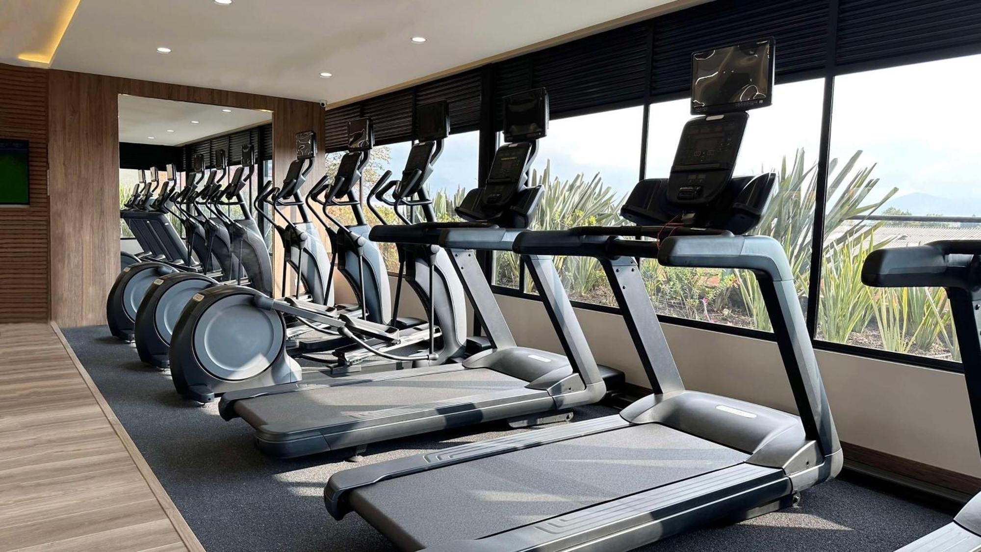 Hilton Doubletree Bogota Salitre Ar Ξενοδοχείο Εξωτερικό φωτογραφία A row of treadmills
