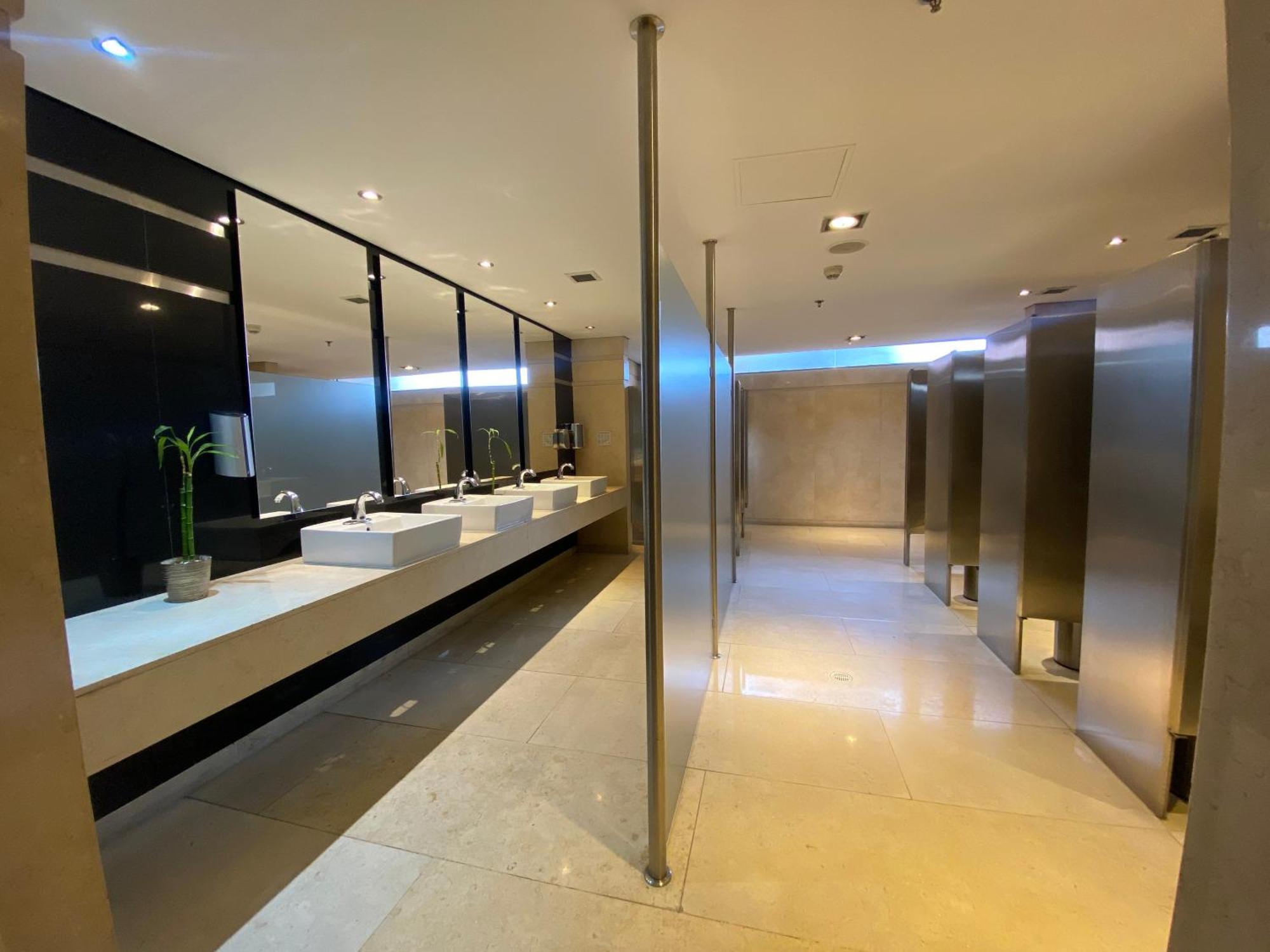Hilton Doubletree Bogota Salitre Ar Ξενοδοχείο Εξωτερικό φωτογραφία The interior of the public washroom at the airport.