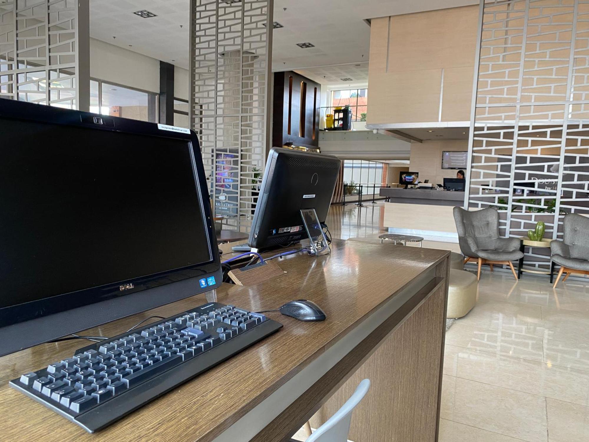 Hilton Doubletree Bogota Salitre Ar Ξενοδοχείο Εξωτερικό φωτογραφία Computers at the airport