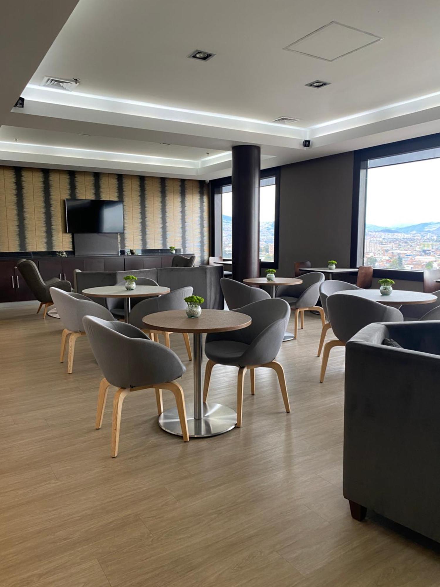 Hilton Doubletree Bogota Salitre Ar Ξενοδοχείο Εξωτερικό φωτογραφία The lounge at the airport.