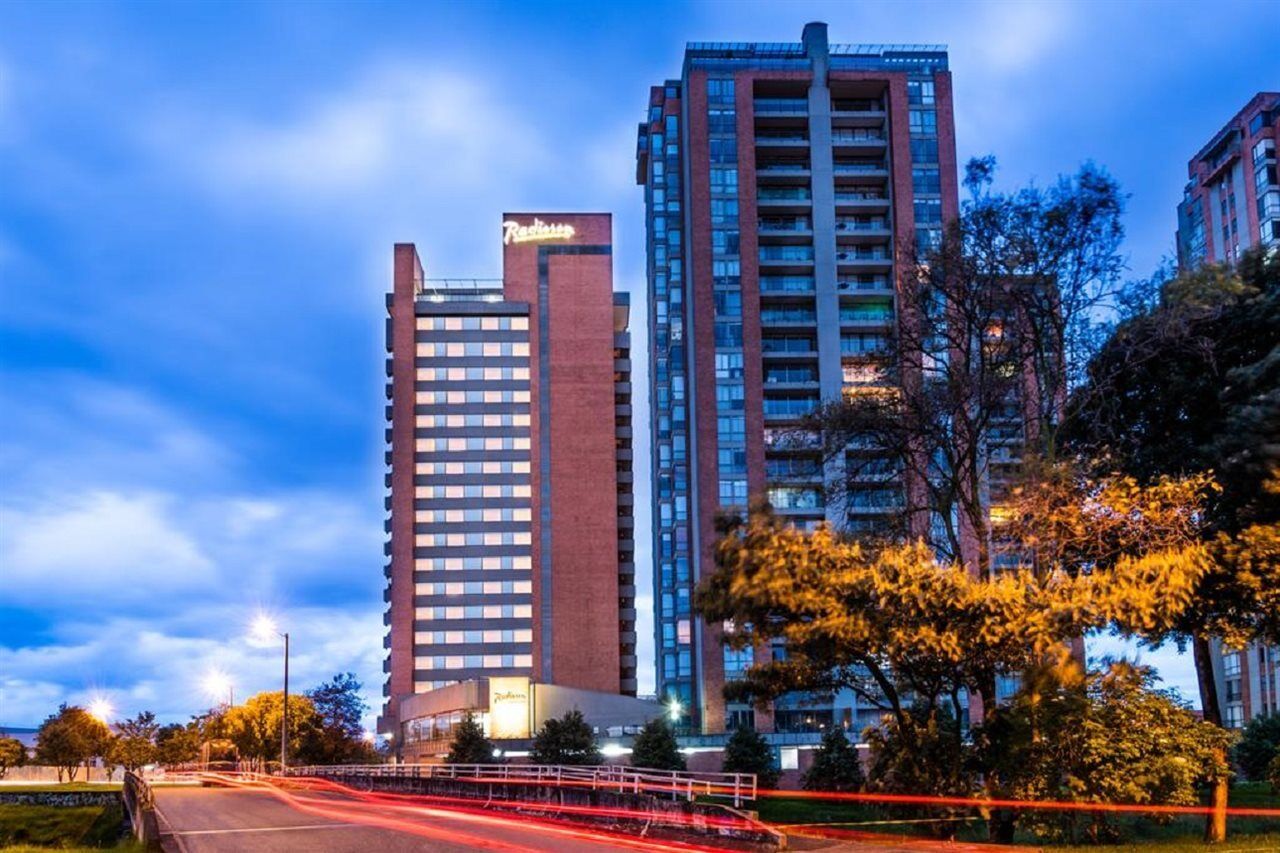 Hilton Doubletree Bogota Salitre Ar Ξενοδοχείο Εξωτερικό φωτογραφία The building at night